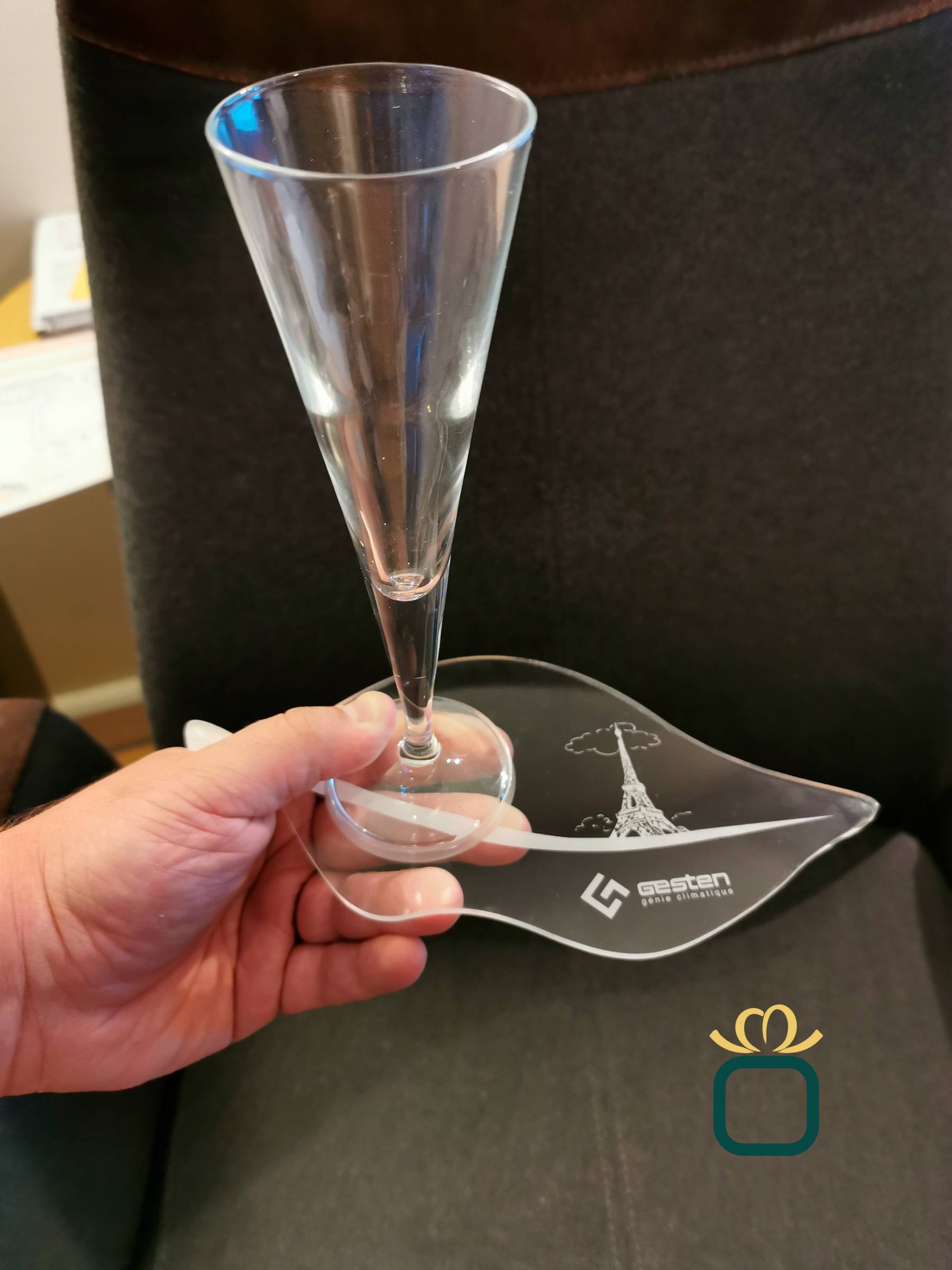 Contacter une entreprise pour réaliser des supports pour verre en plexiglas à Cannes proche de Nice