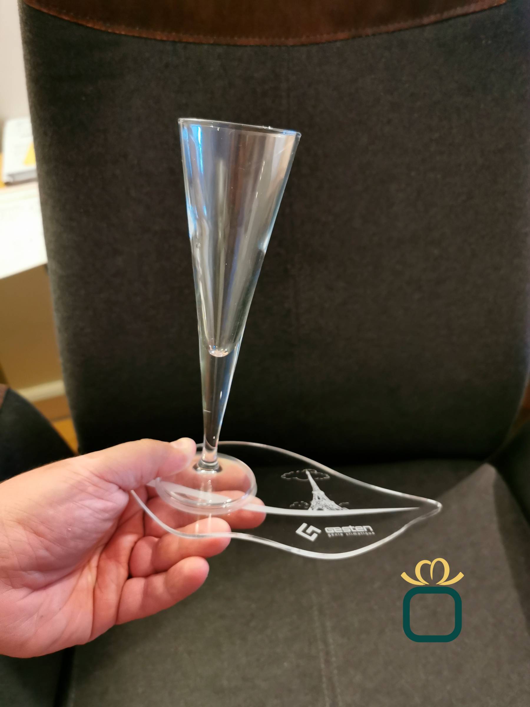 Contacter une entreprise pour réaliser des supports pour verre en plexiglas à Cannes proche de Nice