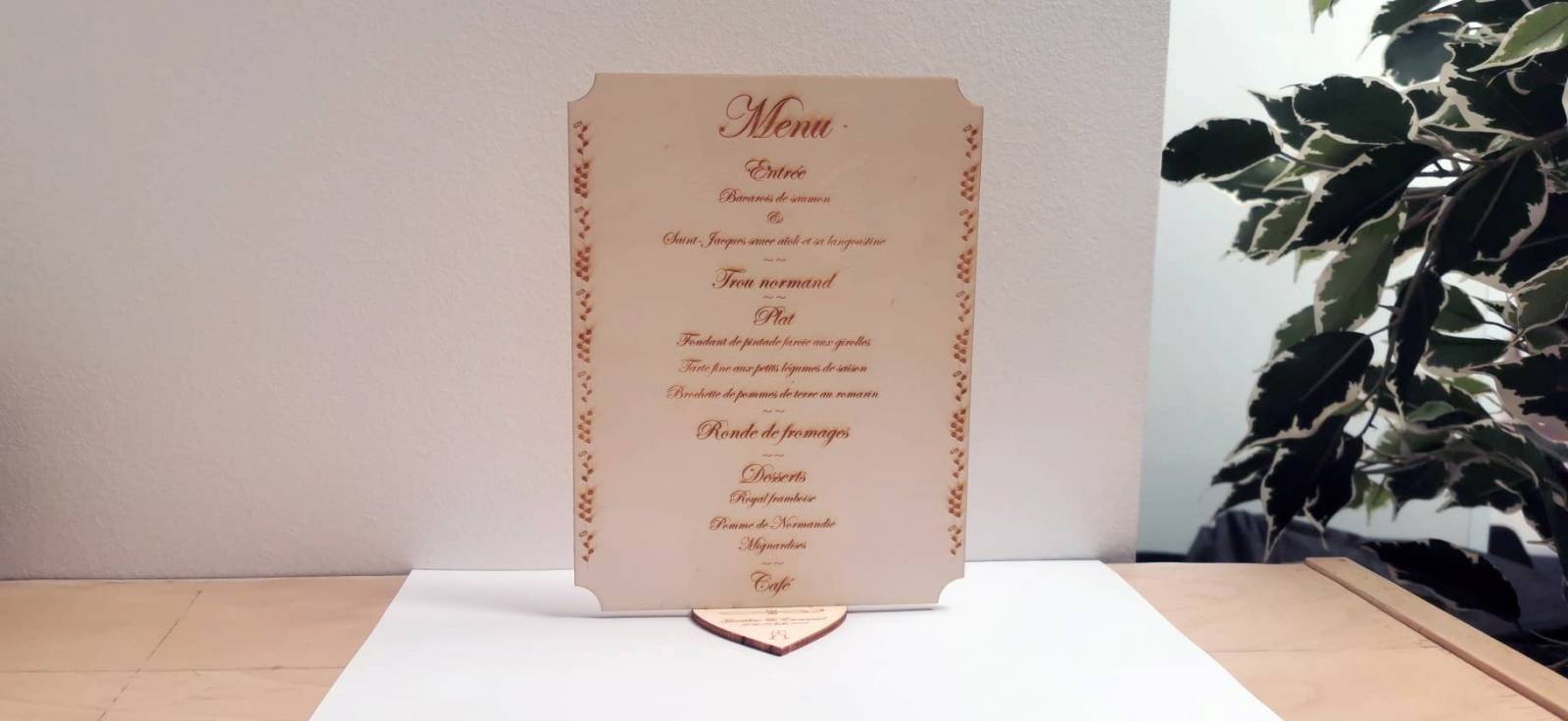 Faire appel à une entreprise dans l’événementiel pour obtenir un menu gravé sur une planche de bois proche de Rouen 76